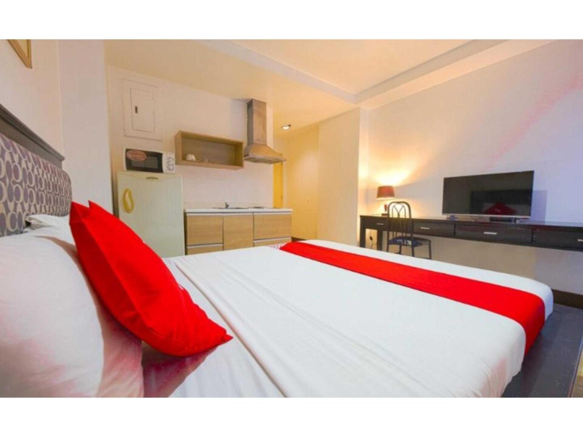 Oyo 769 Poblacion Suites Polaris Makati City Екстериор снимка
