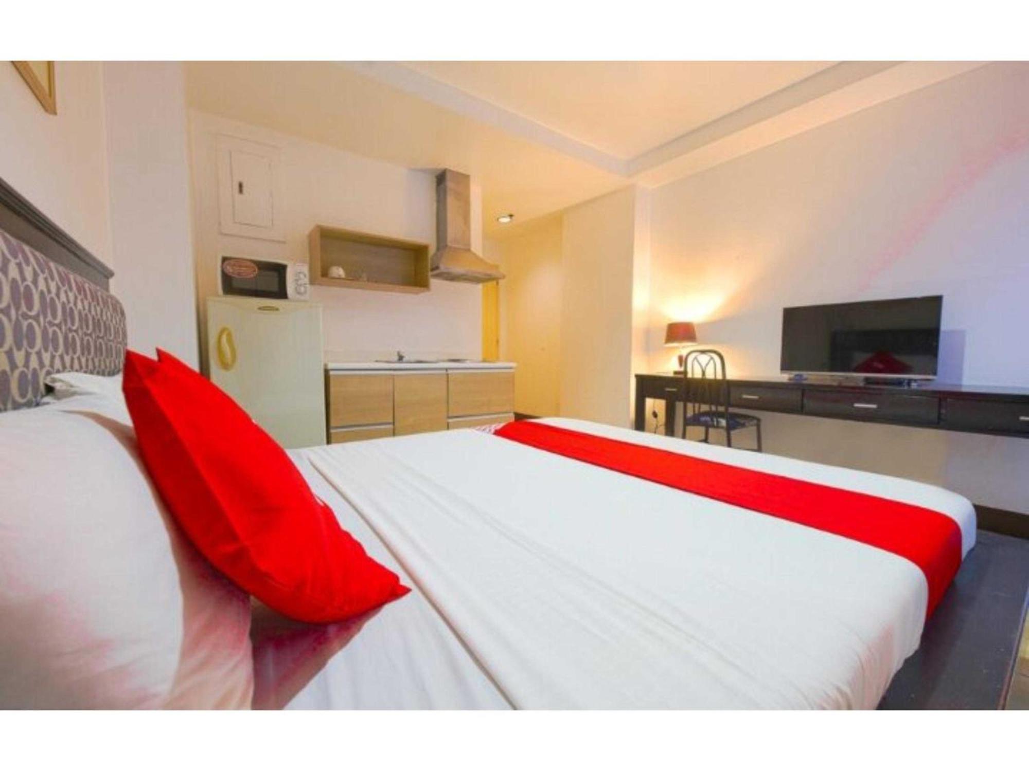 Oyo 769 Poblacion Suites Polaris Makati City Екстериор снимка