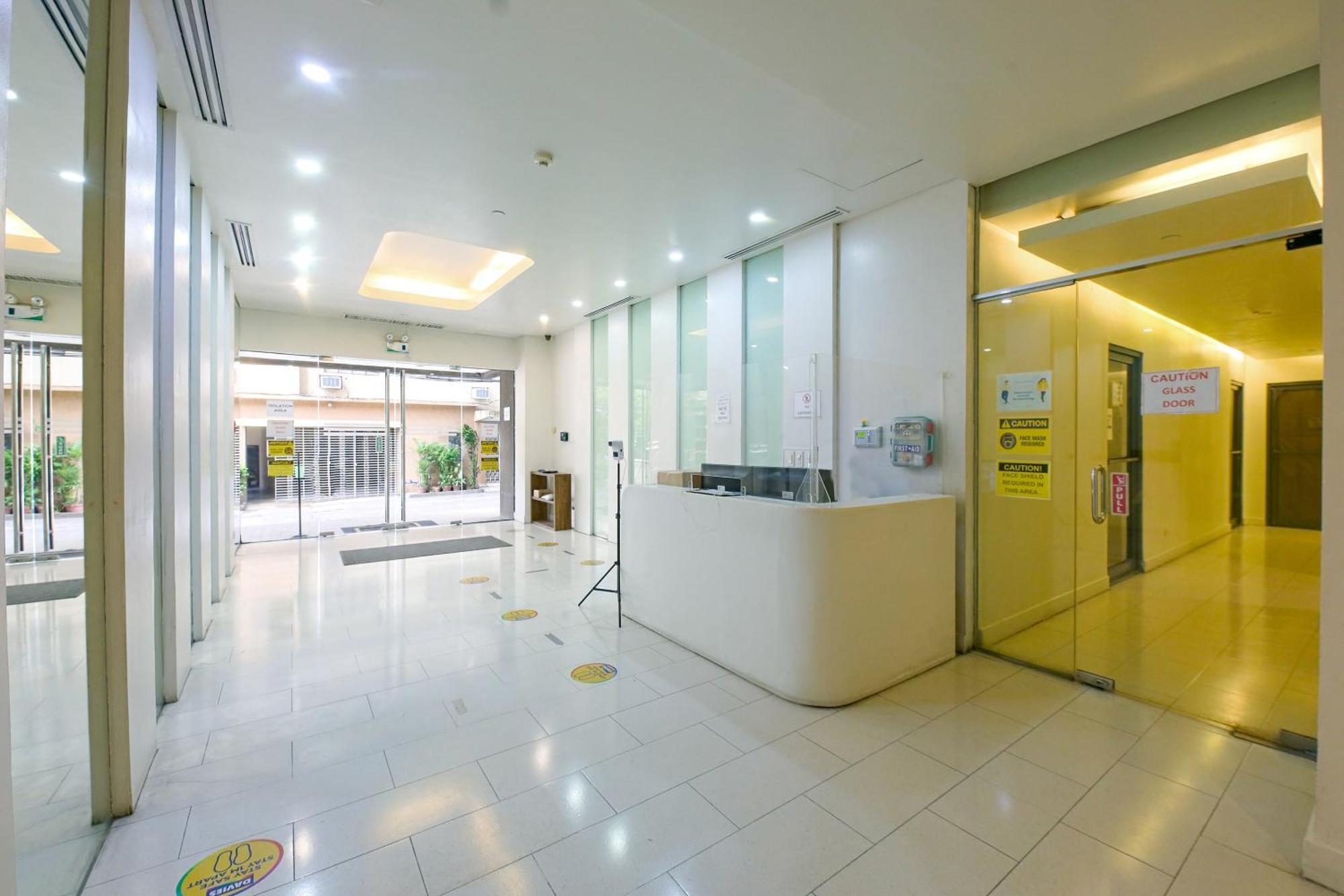 Oyo 769 Poblacion Suites Polaris Makati City Екстериор снимка