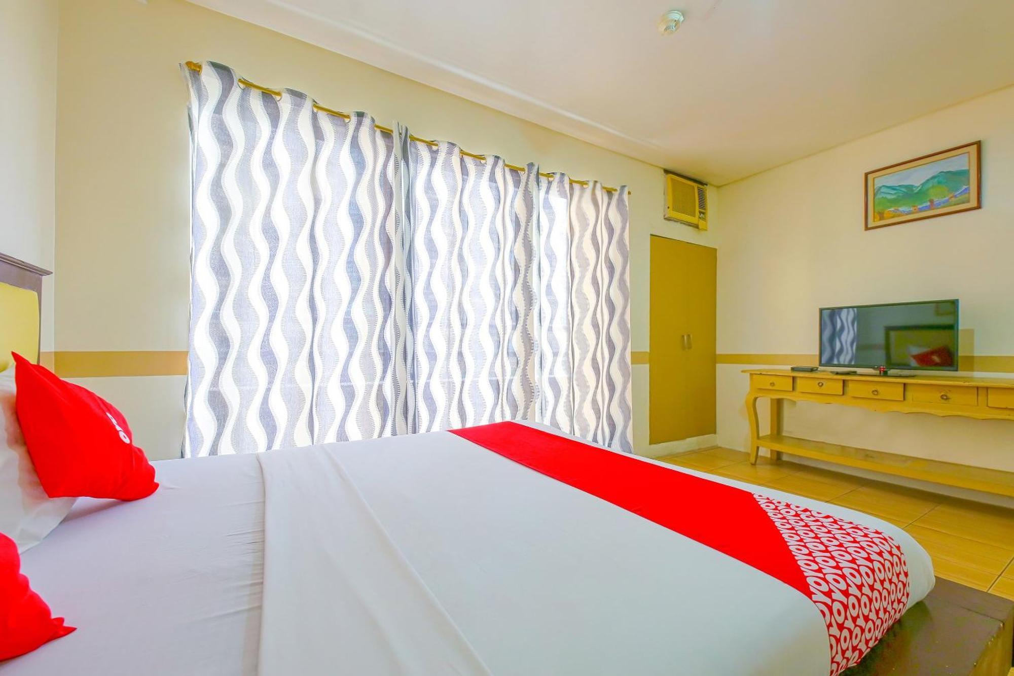 Oyo 769 Poblacion Suites Polaris Makati City Екстериор снимка