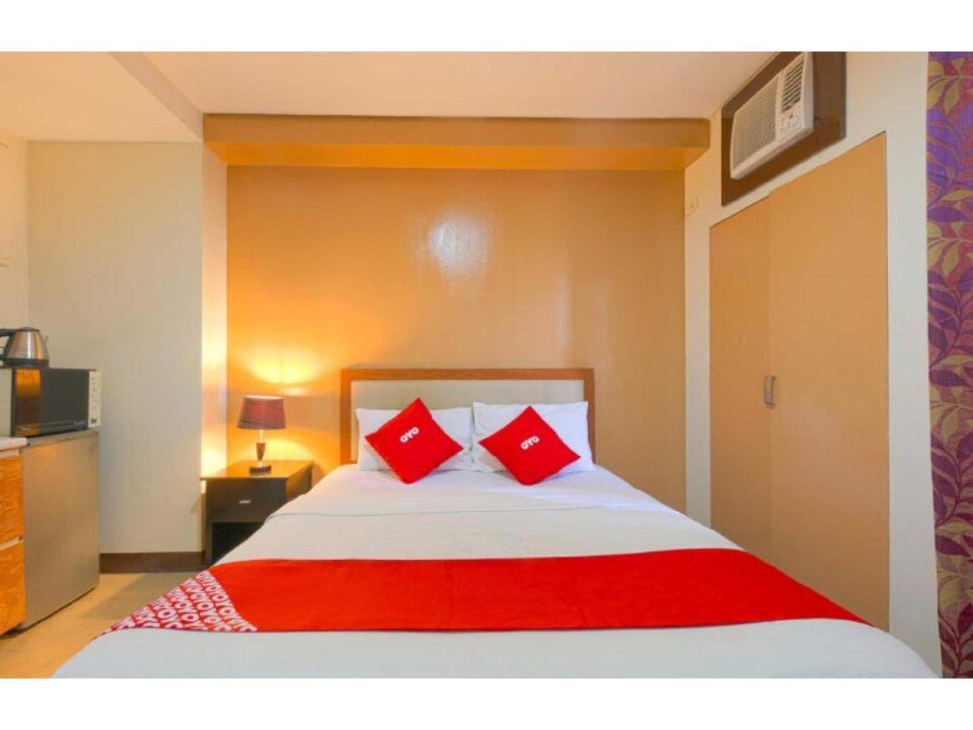 Oyo 769 Poblacion Suites Polaris Makati City Екстериор снимка