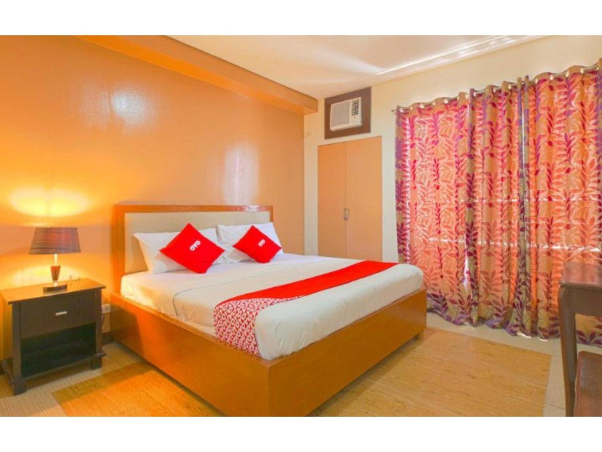 Oyo 769 Poblacion Suites Polaris Makati City Екстериор снимка