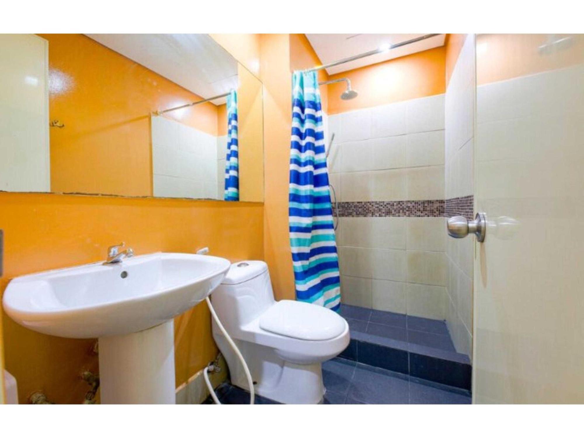 Oyo 769 Poblacion Suites Polaris Makati City Екстериор снимка
