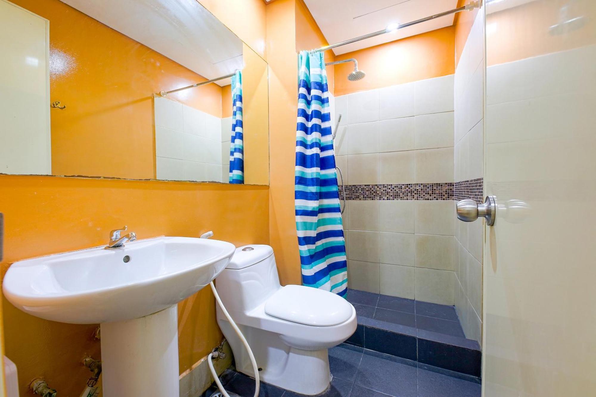 Oyo 769 Poblacion Suites Polaris Makati City Екстериор снимка