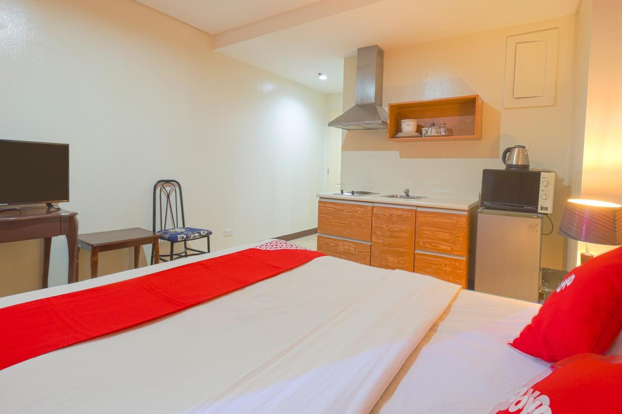 Oyo 769 Poblacion Suites Polaris Makati City Екстериор снимка