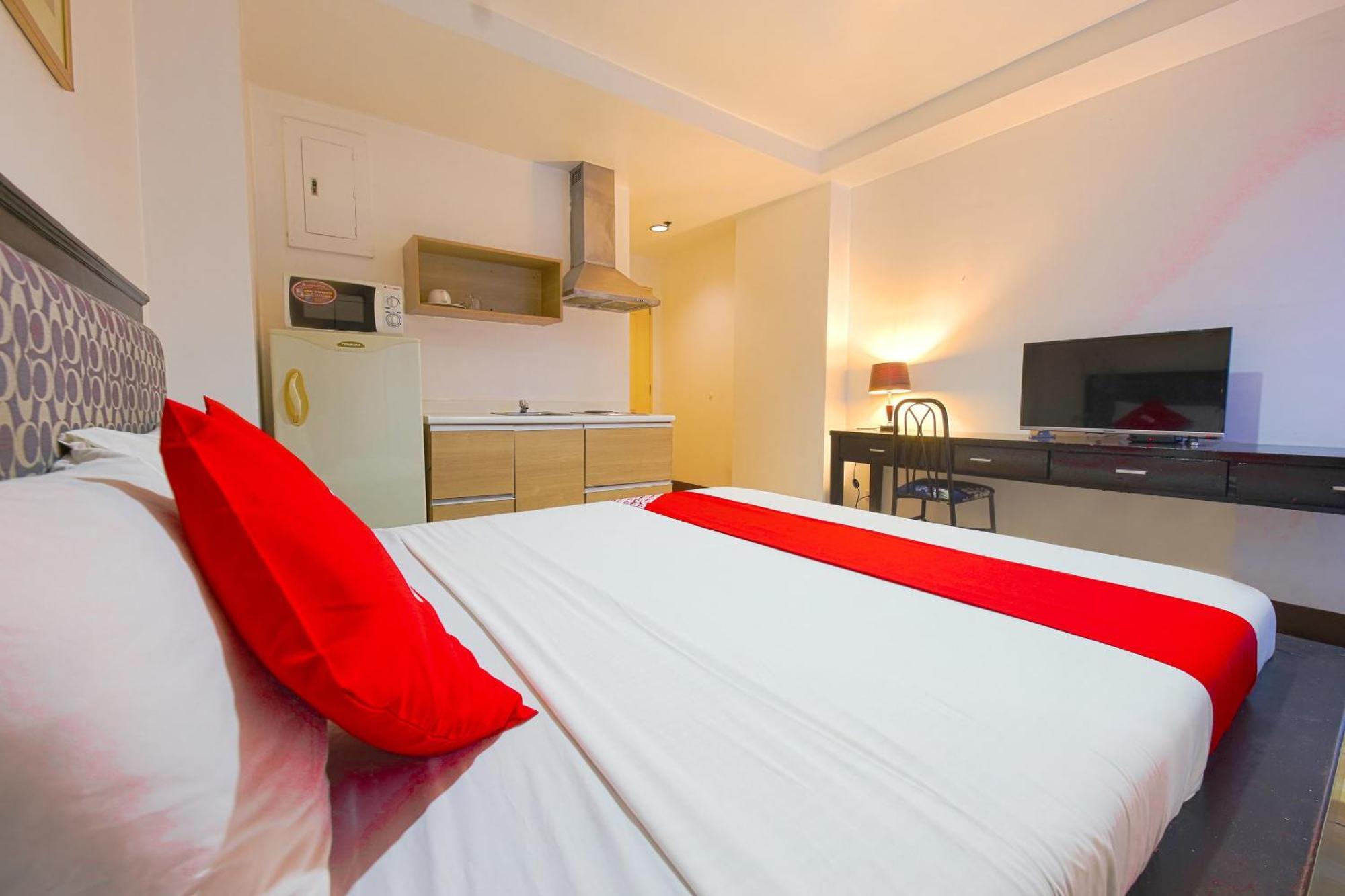 Oyo 769 Poblacion Suites Polaris Makati City Екстериор снимка