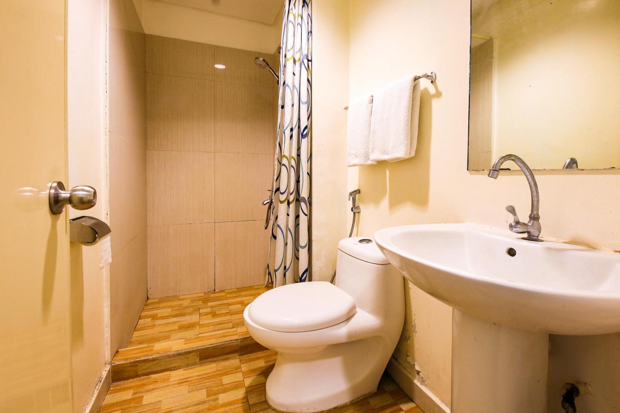 Oyo 769 Poblacion Suites Polaris Makati City Екстериор снимка