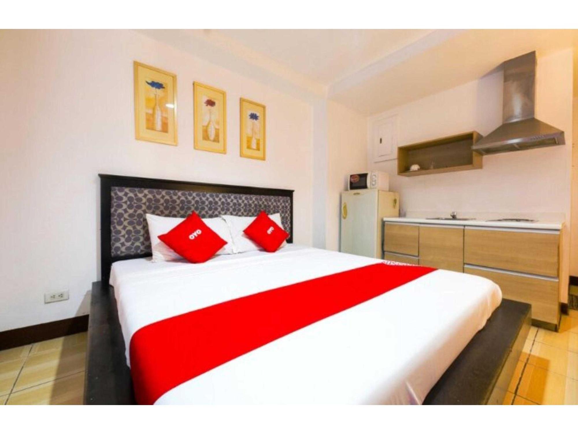 Oyo 769 Poblacion Suites Polaris Makati City Екстериор снимка
